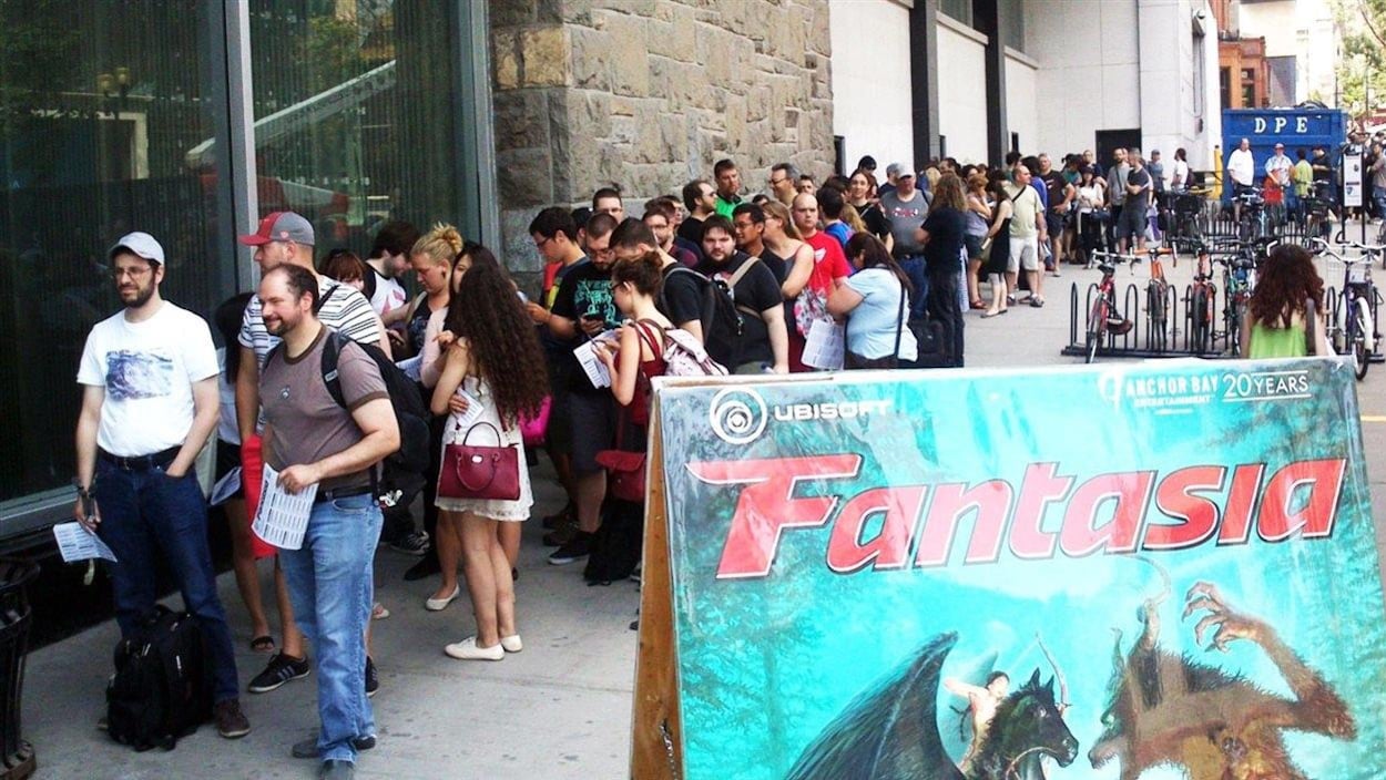 Des cinéphiles font la file pour assister à un événement du festival Fantasia à Montréal.