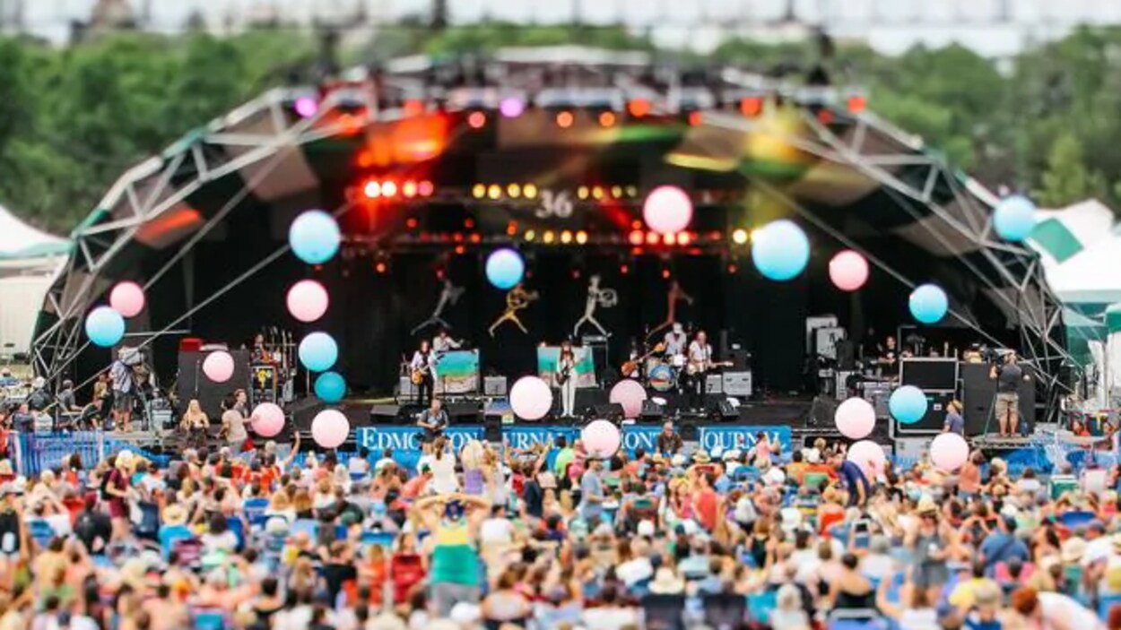 Des ballons survolent les spectateurs agglutinés devant la scène du Festival de musique folk d'Edmonton.