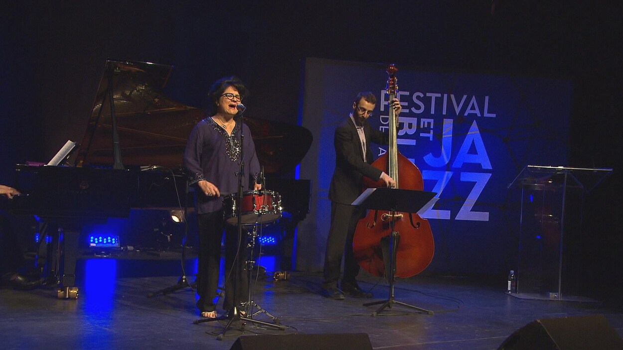 L'artiste Suzie Arioli chante au micro en jouant de la caisse claire, au lancement de la programmation du festival. L'artiste Suzie Arioli chante au micro en jouant de la caisse claire, au lancement de la programmation du festival.