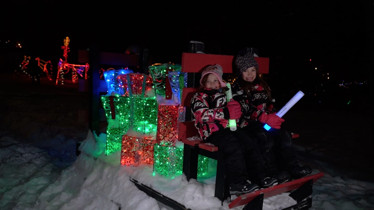 Des enfants s'amusent au Festival des lumières de Kapuskasing.