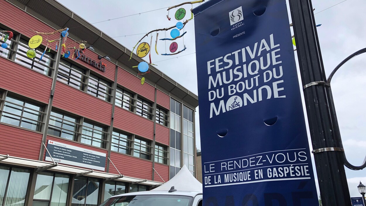L'affiche est installée sur un poteau près d'un édifice du gouvernement du Canada.
