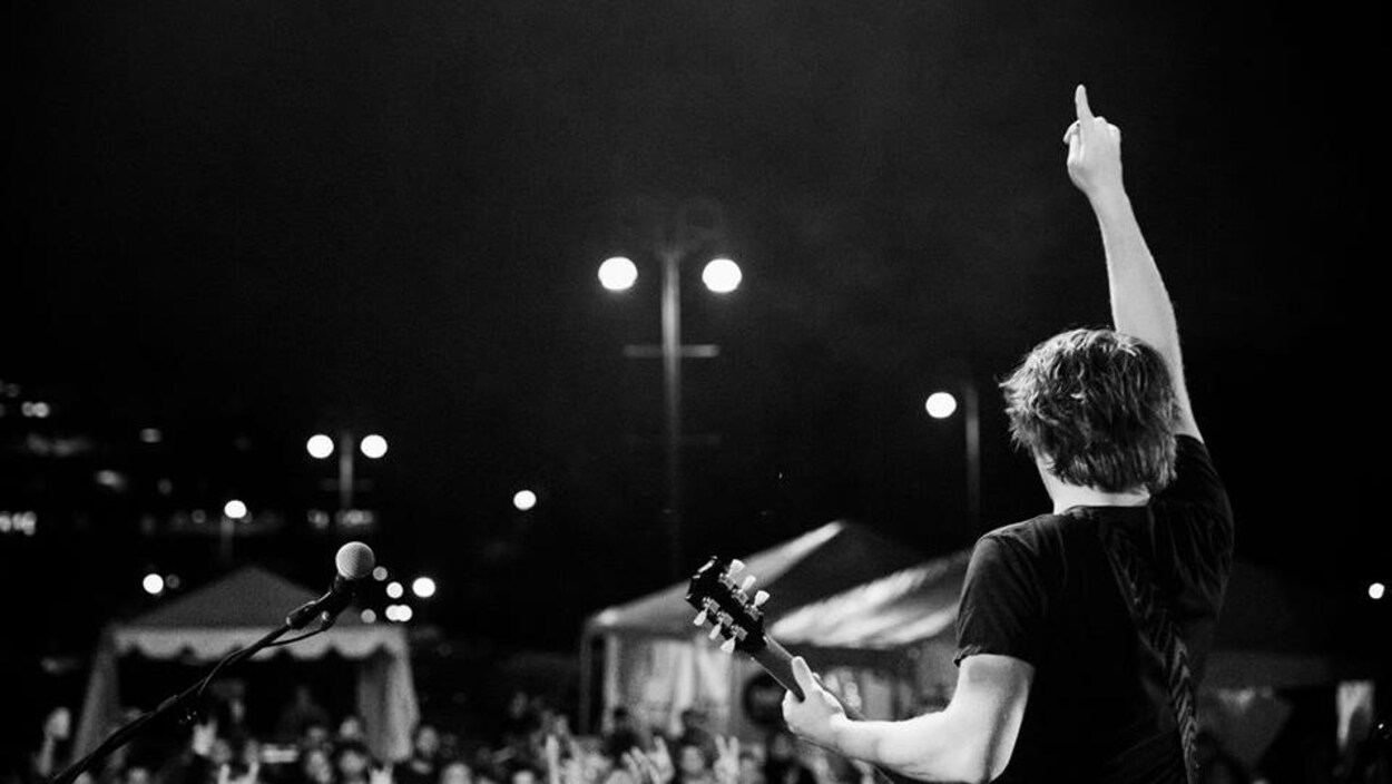 Olivier Langevin du groupe Galaxie devant la foule du Festival de l'Outaouais Émergent Olivier Langevin du groupe Galaxie devant la foule du Festival de l'Outaouais Émergent