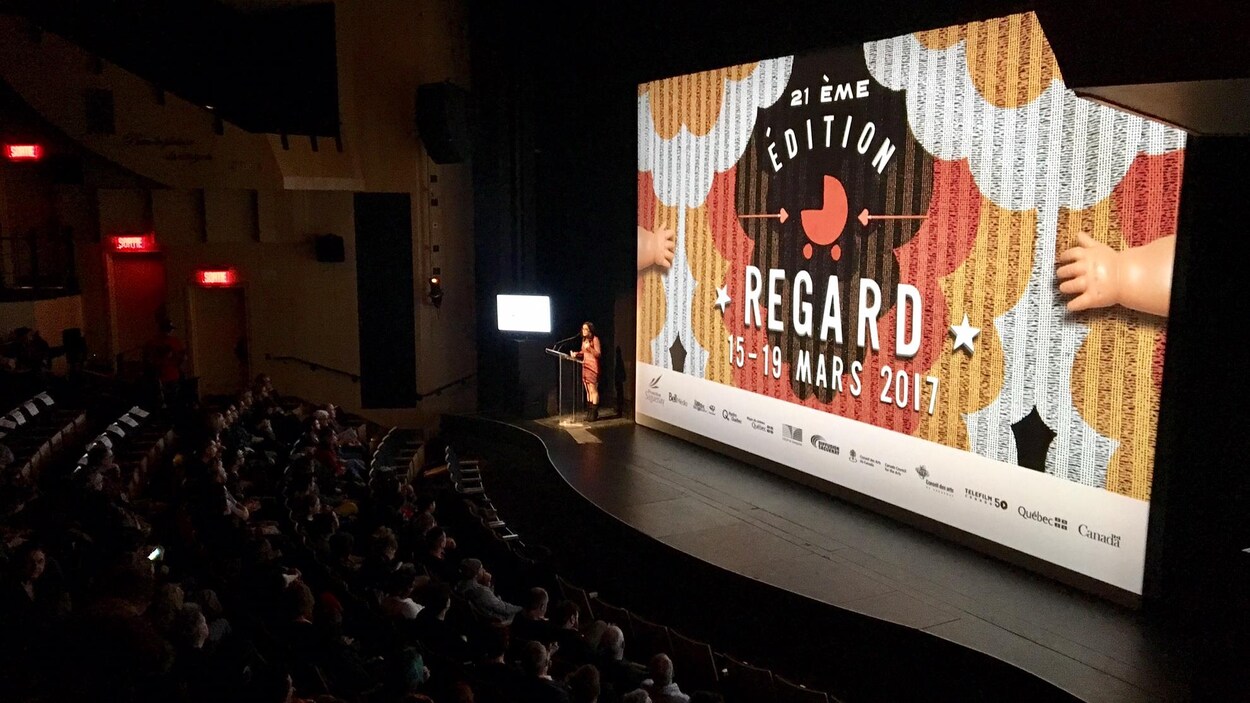 Une foule attentive attend les premières images au Théâtre Banque Nationale.