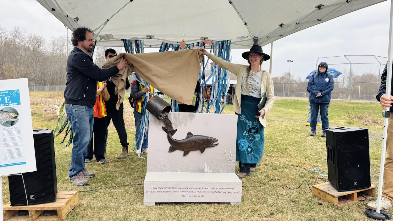 Une nouvelle sculpture célèbre le retour de la truite mouchetée dans le ruisseau Junction