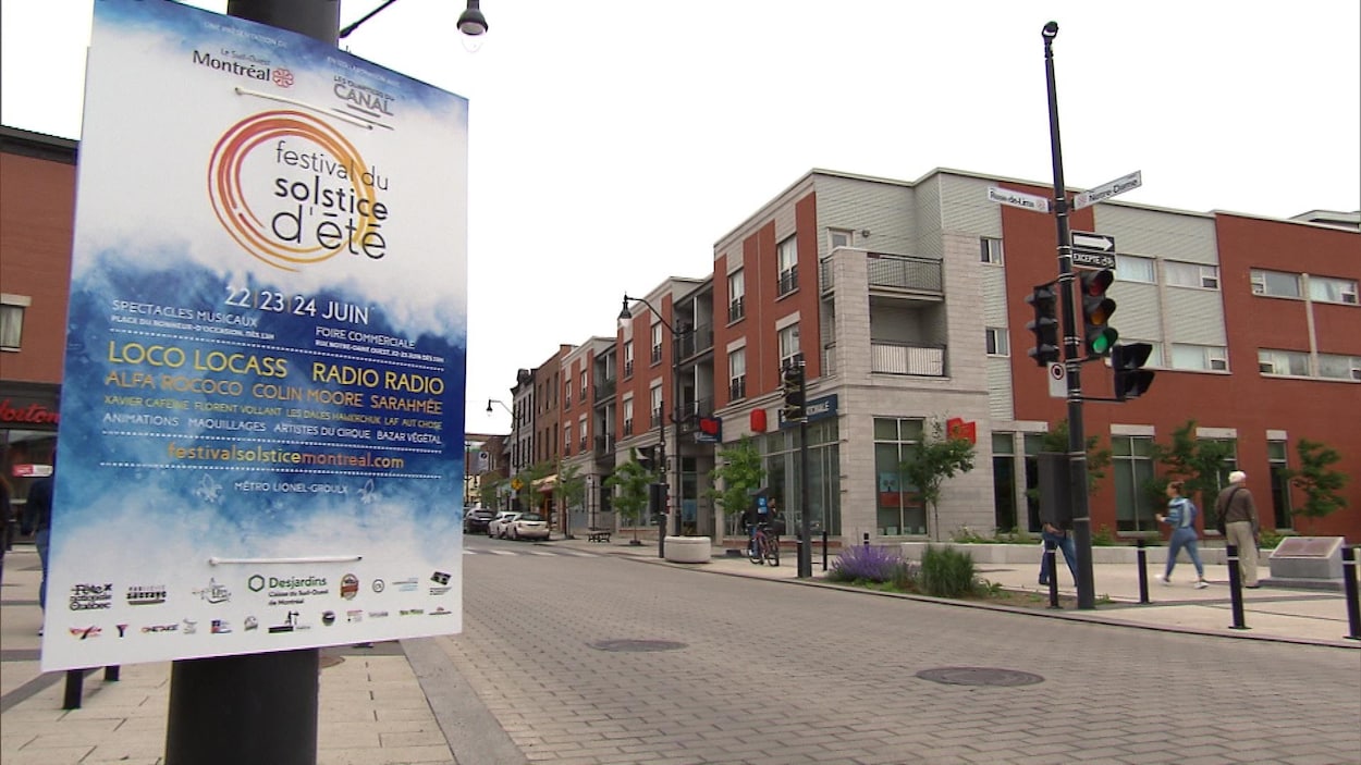 L'affiche dans une rue du quartier.