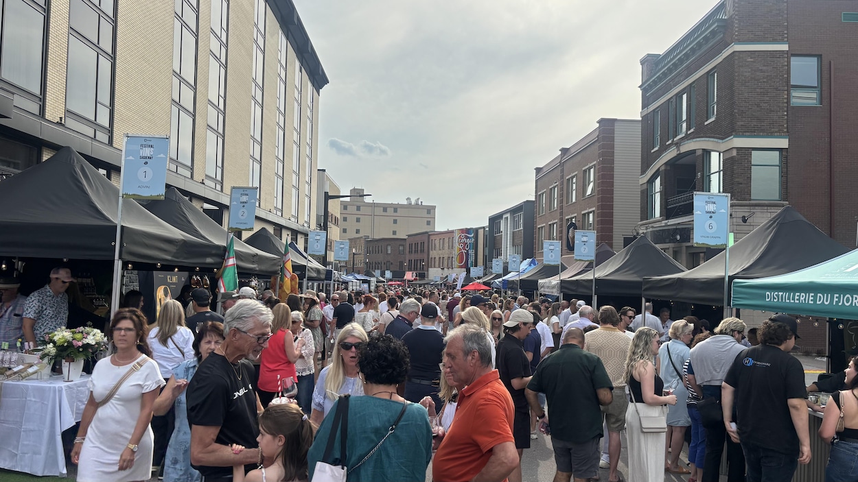 Une rue Racine bondée pour le lancement du 19e Festival des vins de Saguenay