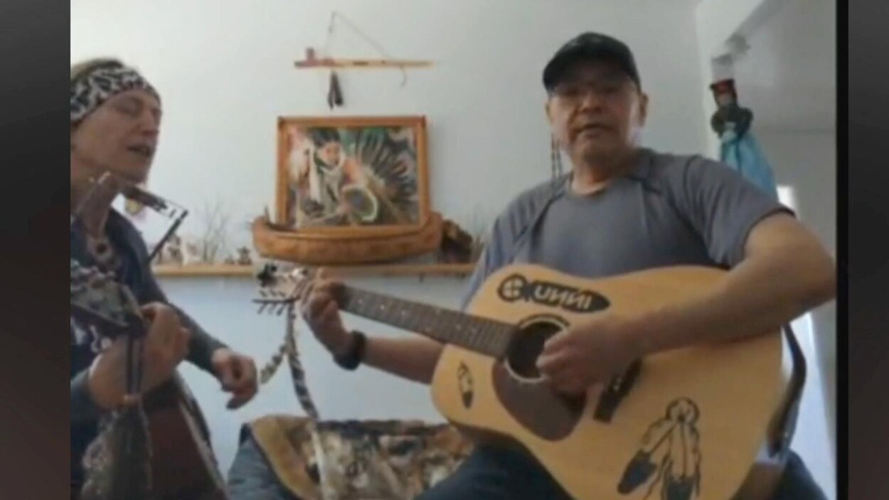 Deux artistes jouent dans leur salon.