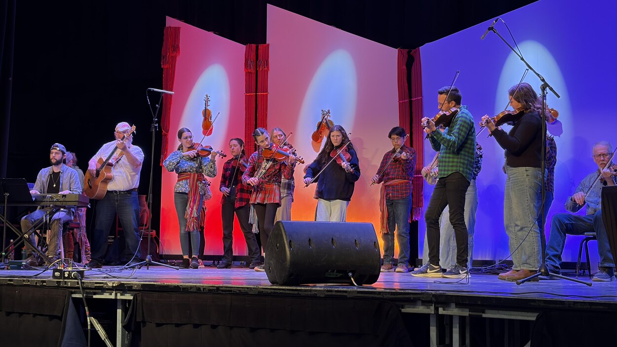 Le concours de violon : une tradition familiale et culturelle au Festival du Voyageur