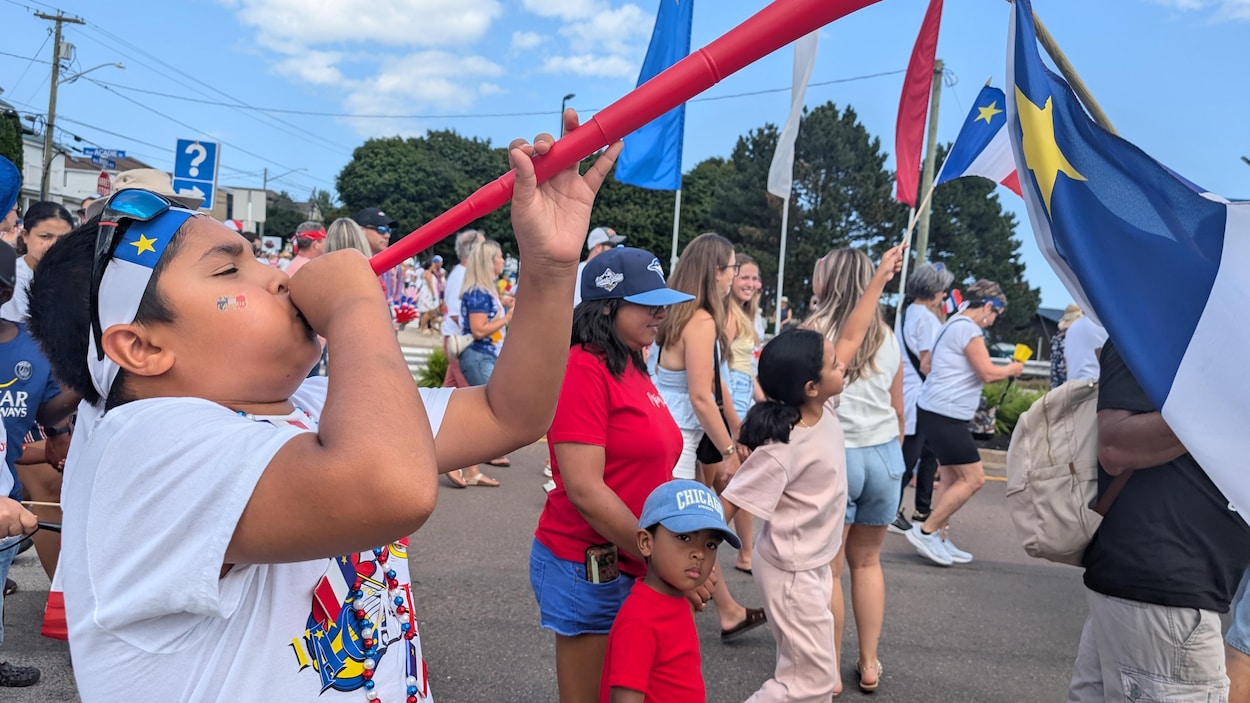 Les Acadiens dans la rue à l’occasion de la fête nationale de l’Acadie