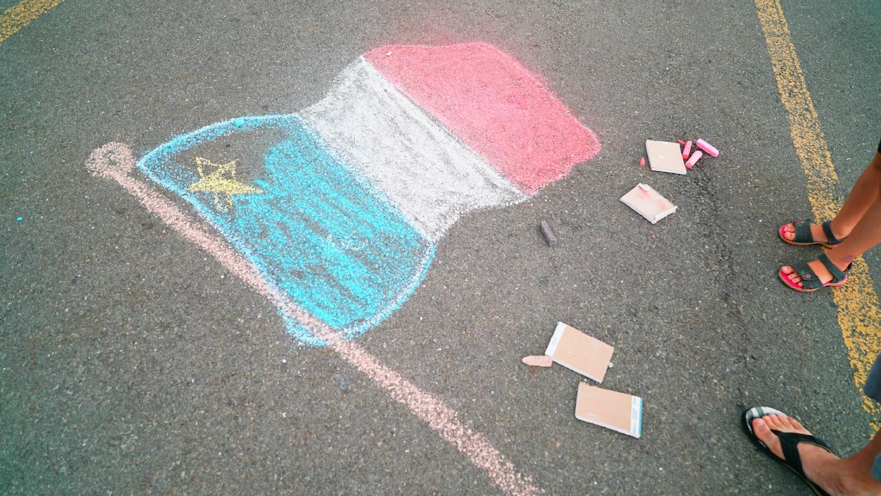 Un drapeau acadien dessiné à la craie. Un drapeau acadien dessiné à la craie.