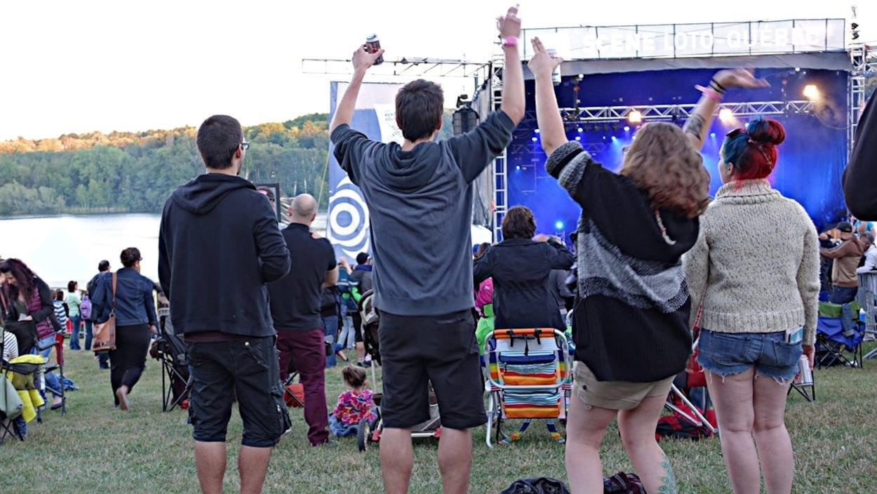 Des spectateurs dansent à la Fête du lac des Nations de Sherbrooke. Des spectateurs dansent à la Fête du lac des Nations de Sherbrooke.
