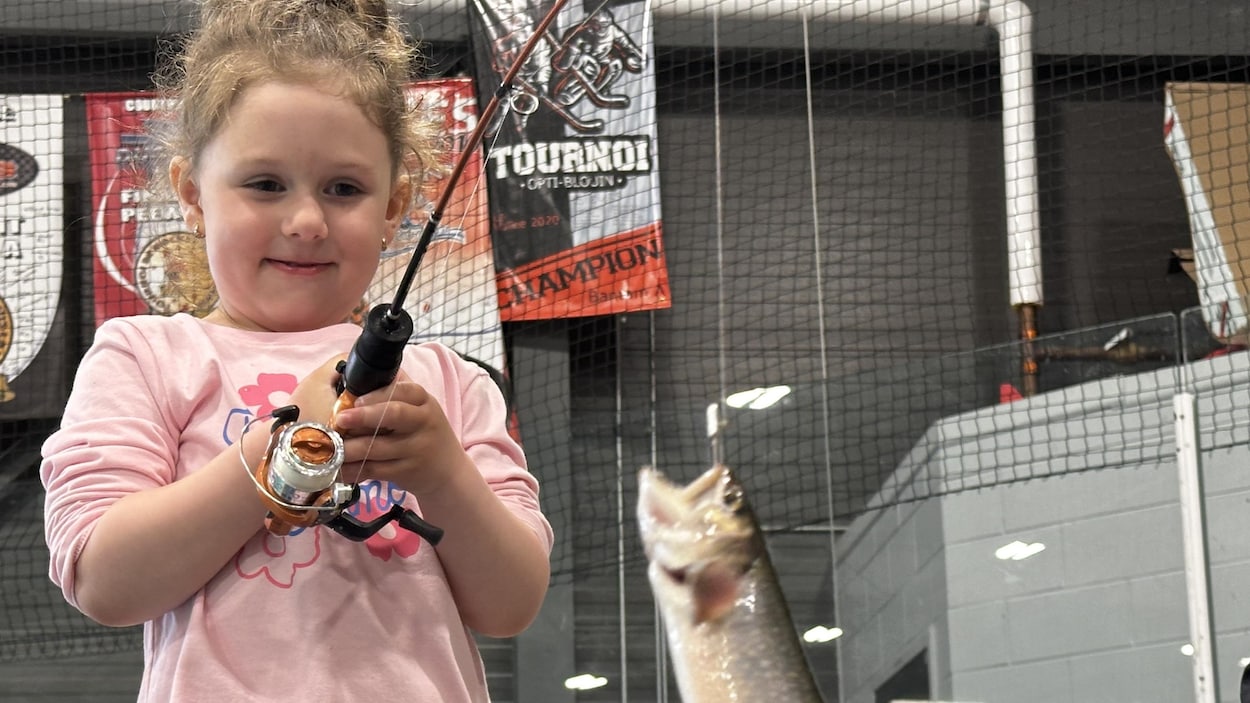 Petites truites et grands sourires à l’aréna pour la Fête de la pêche
