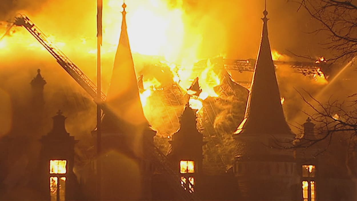 Incendie au manège militaire des Voltigeurs à Québec (4 avril 2008)