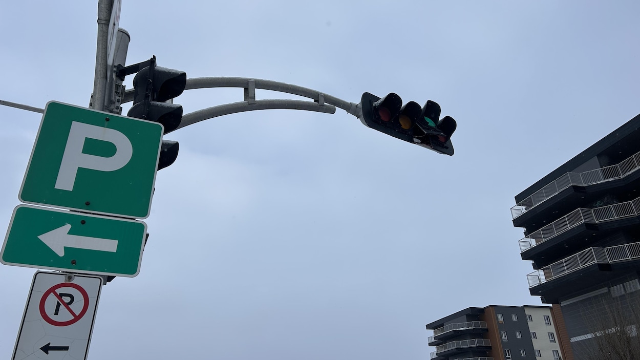 Un camion à ordures fauche des feux de circulation à plusieurs endroits de Saguenay