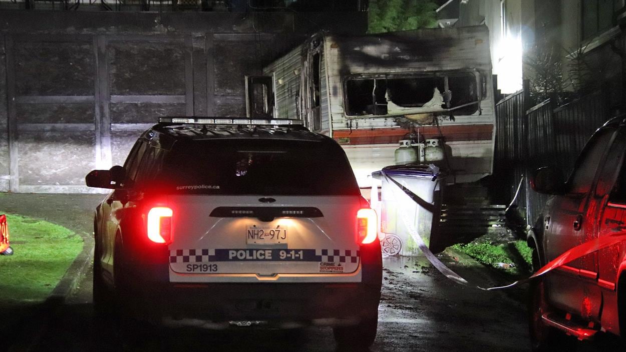 Deux personnes meurent dans un incendie de véhicule récréatif à Surrey