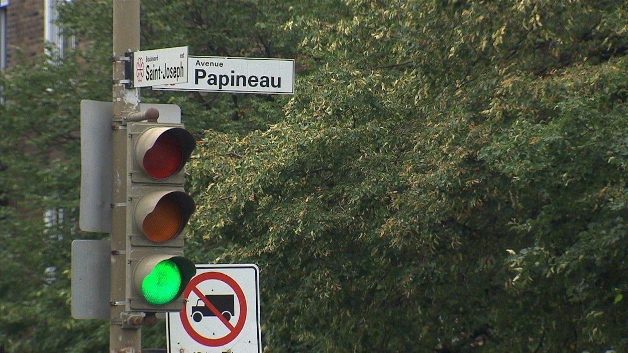 Un feu vert à l'intersection du boulevard Saint-Joseph et de l'avenue Papineau, sur le Plateau-Mont-Royal