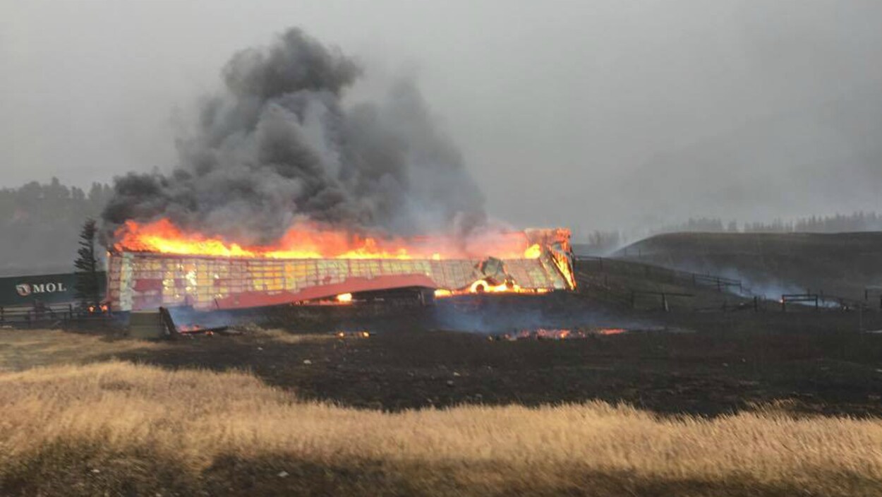 Un bâtiment complètement englouti par les flammes Un bâtiment complètement englouti par les flammes