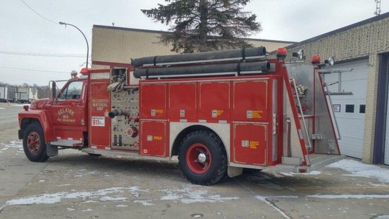 Un camion de pompiers rouge.