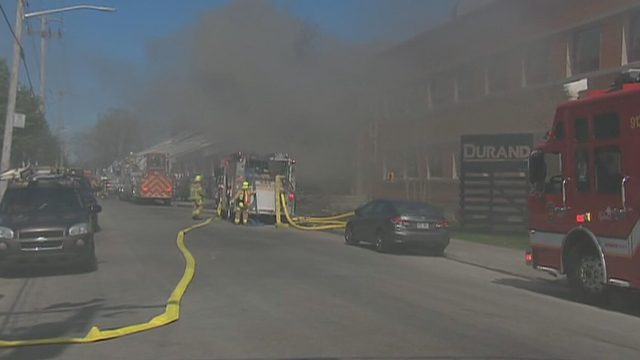 L'École des métiers et occupations de l'industrie de la construction de Québec est la proie des flammes. L'École des métiers et occupations de l'industrie de la construction de Québec est la proie des flammes.