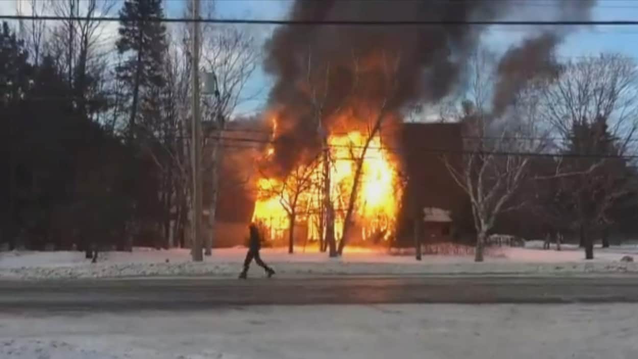 Une église ravagée par les flammes, l'hiver. Une église ravagée par les flammes, l'hiver.