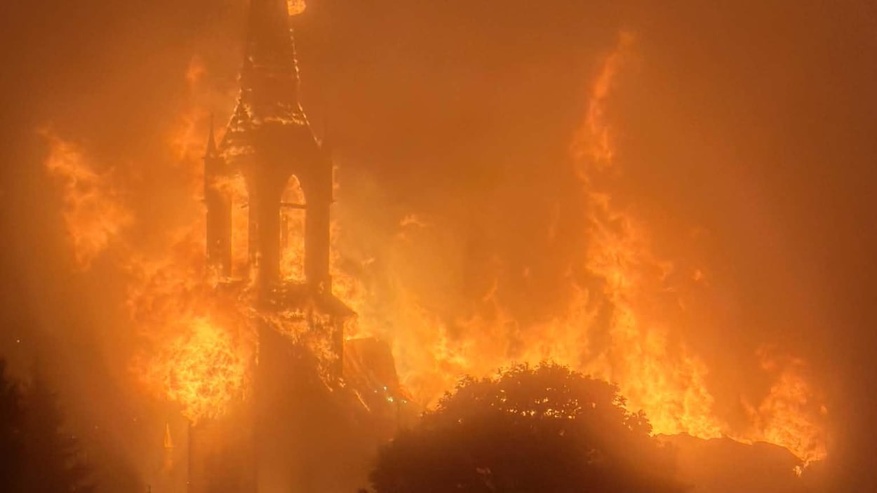 L’église de Saint-Simon ravagée par les flammes