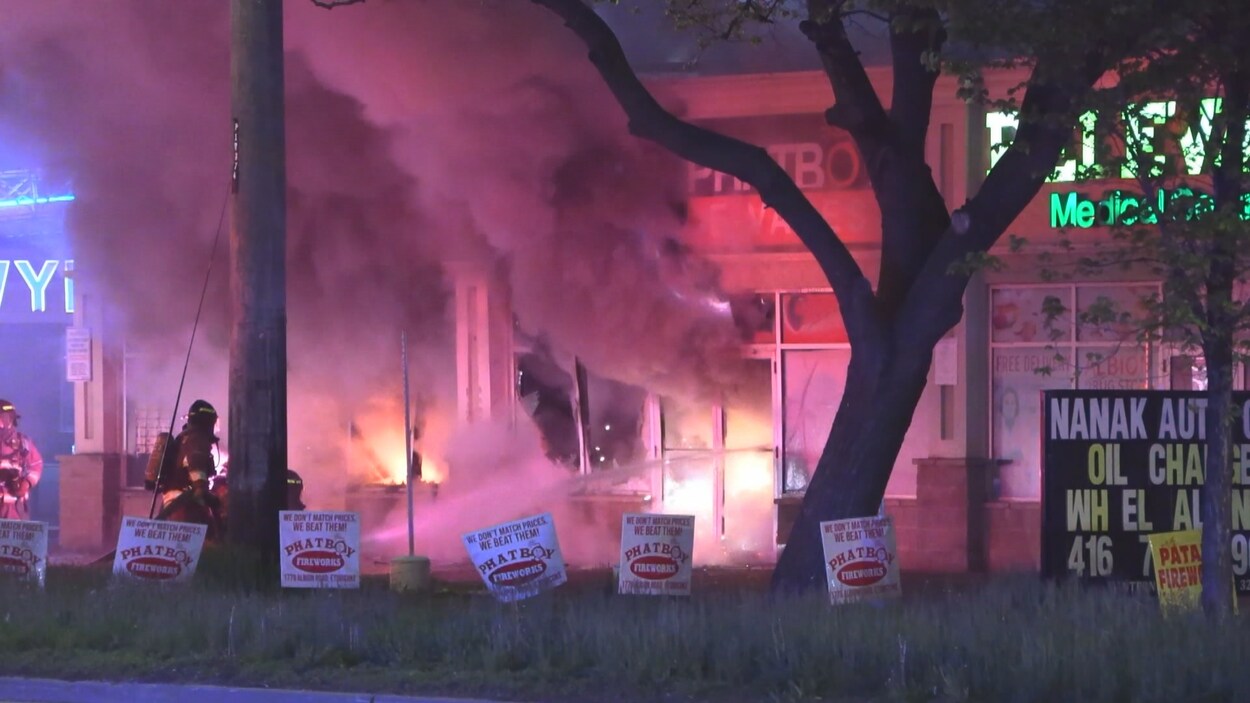 Incendie à Etobicoke : « des feux d’artifice étaient projetés en direction des pompiers »