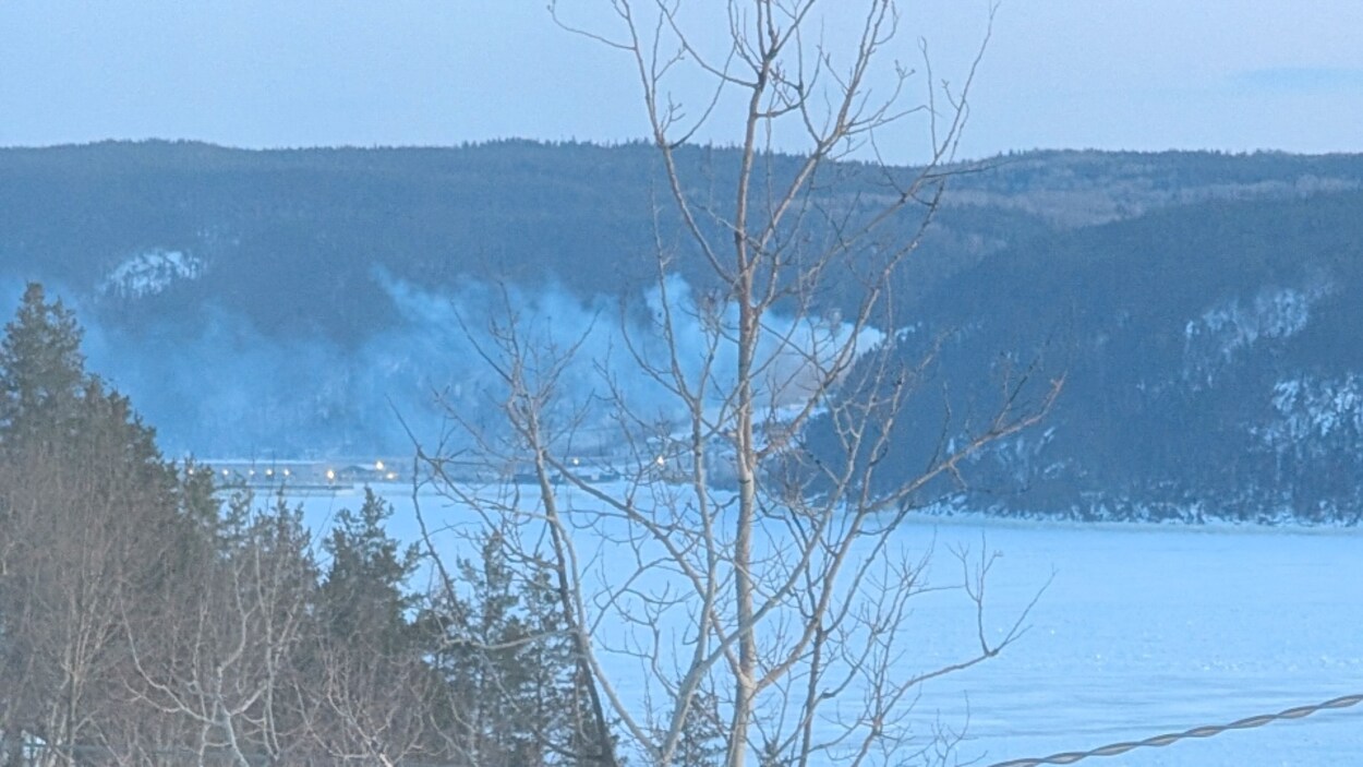 Granule 777 assure que le nettoyage va bien au port de Saguenay, malgré la fumée