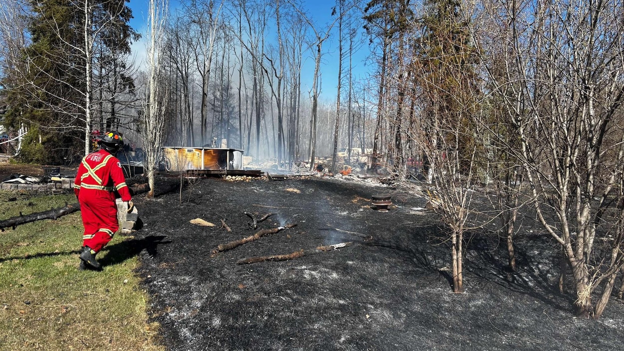 Feu de forêt maîtrisé à Sandy Beach, l’état d’urgence local est levé