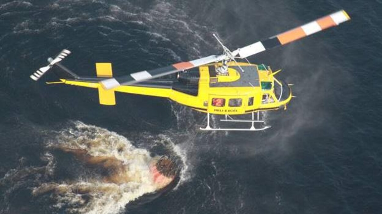 Un hélicoptère au-dessus d'un lac.