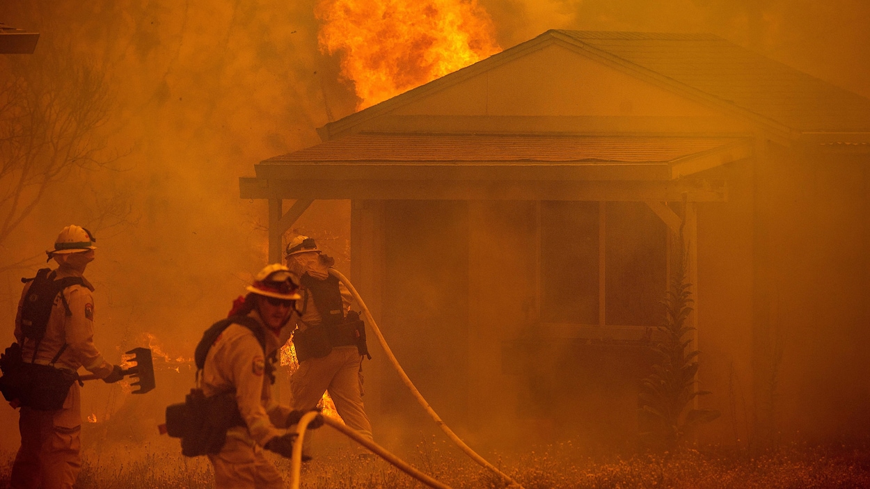 Les pompiers s'activent pour tenter d'éteindre le feu qui brûle près de Clearlake Oaks dans la région de Mendocino en Californie