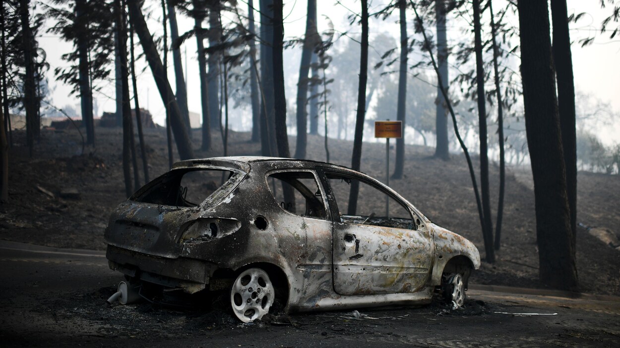 Une voiture carbonisée après le passage du feu de forêt au Portugal