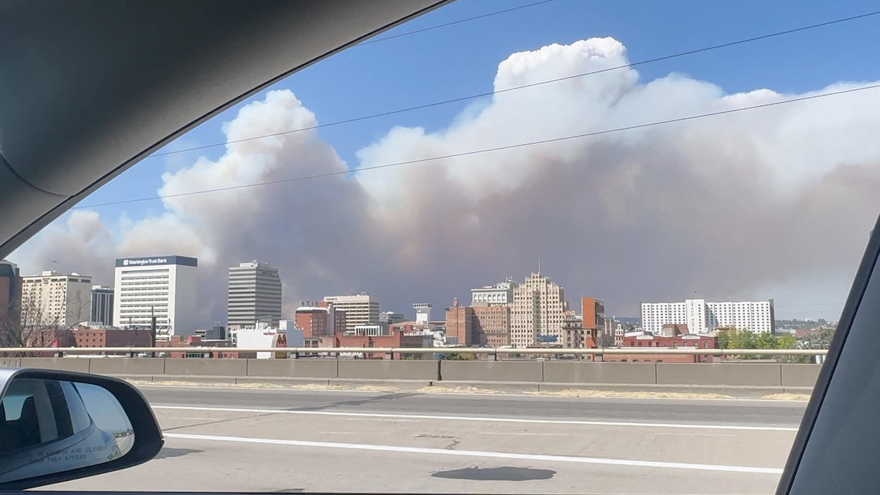 Un feu de forêt attisé par le vent entraîne des évacuations dans l’État de Washington