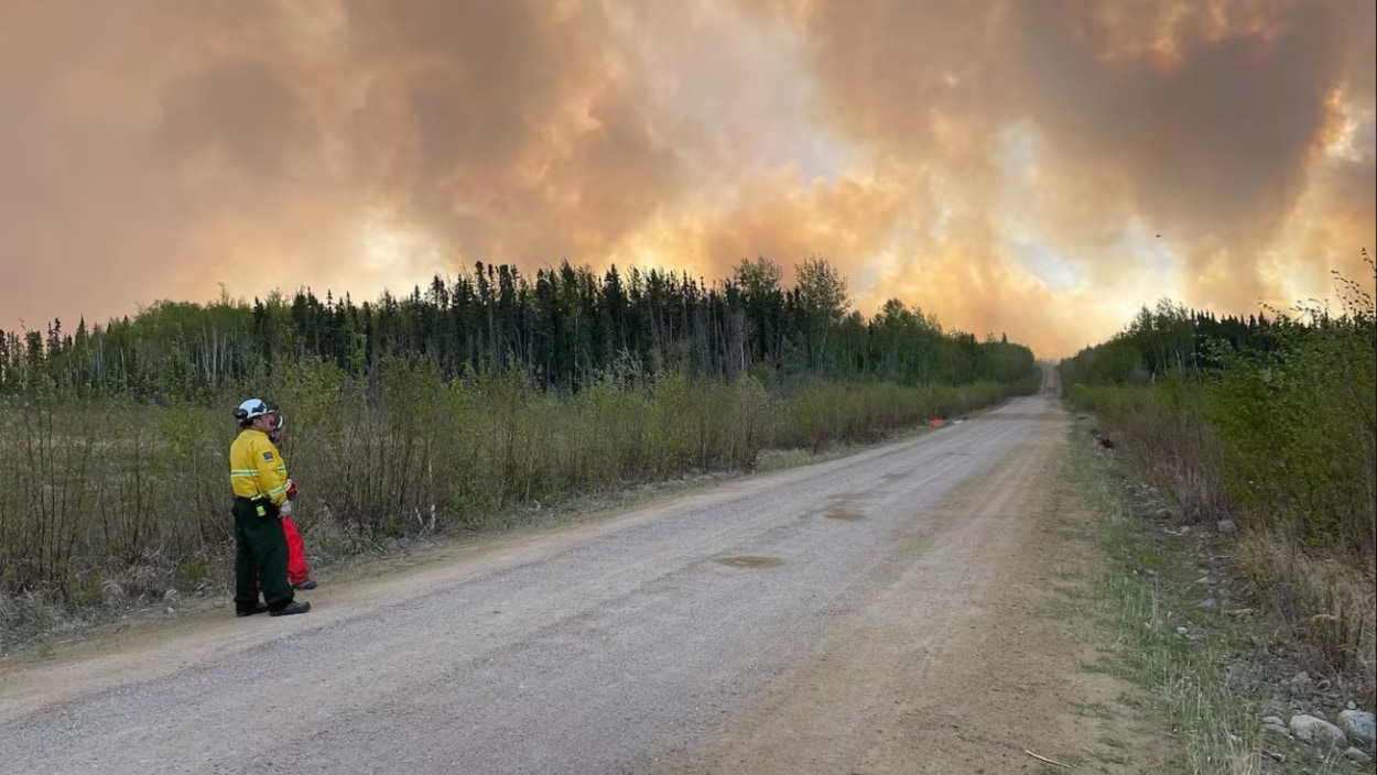 La Ronge sous la fumée alors que les feux font rage dans le nord de la Saskatchewan