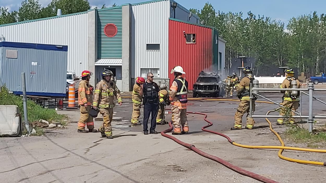 Des pompiers éteignent un incendie.