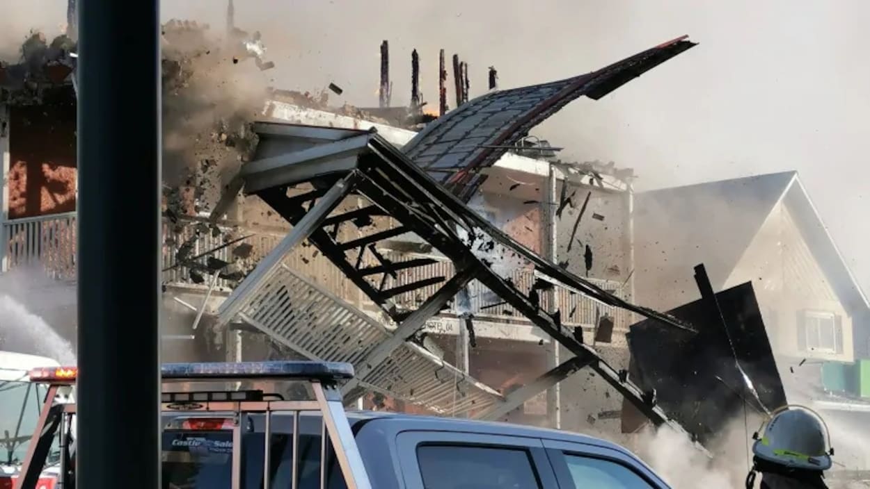 L'hôtel King Edward alors que l'incendie faisait rage.