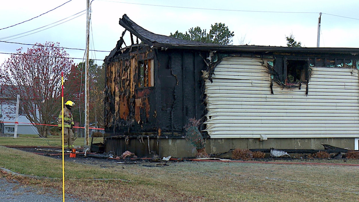Maison détruite par les flammes.