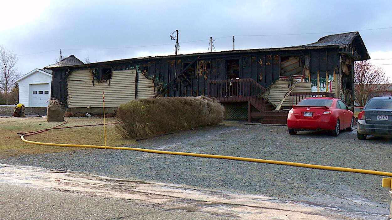 La maison a été rongée par le feu.