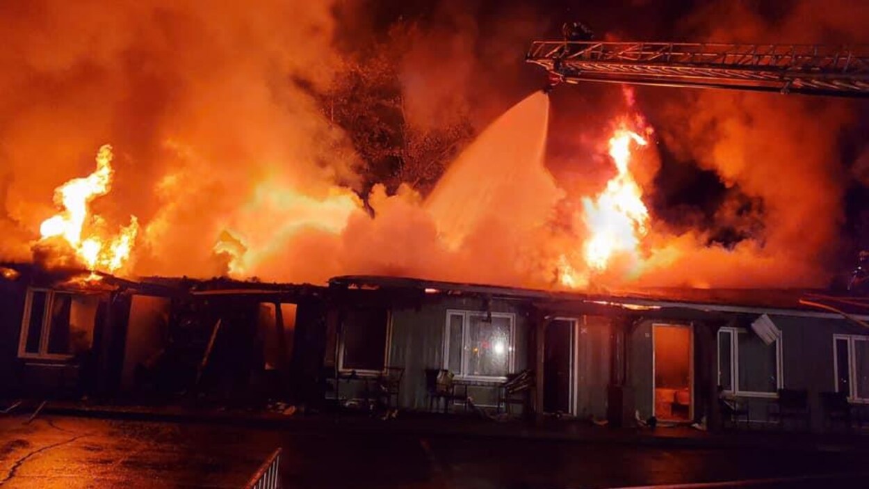 Les flammes ont complètement détruit une partie du motel.