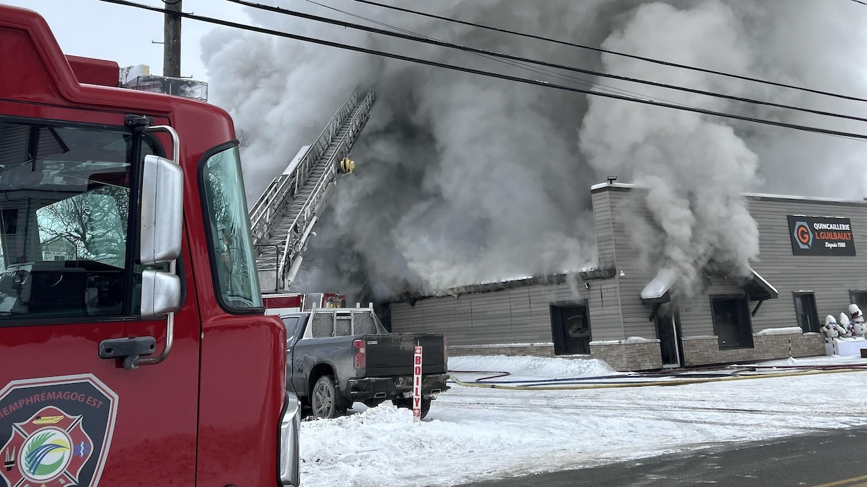 Une quincaillerie est la proie des flammes à Ayer’s Cliff