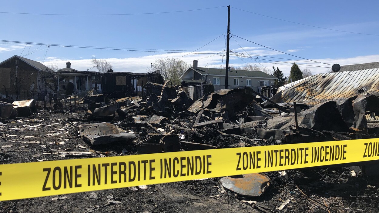 Une banderole bloque le passage vers le quartier sinistré.