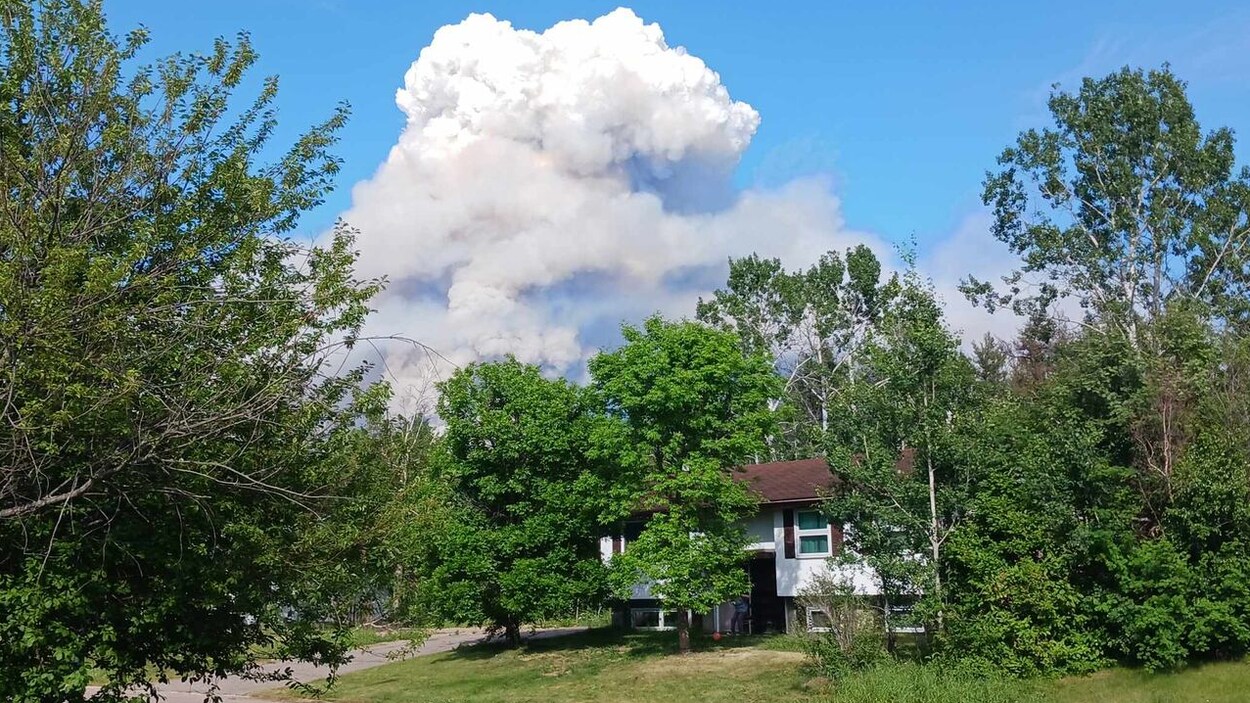 Un feu de forêt provoque l’évacuation du village de Leaf Rapids au