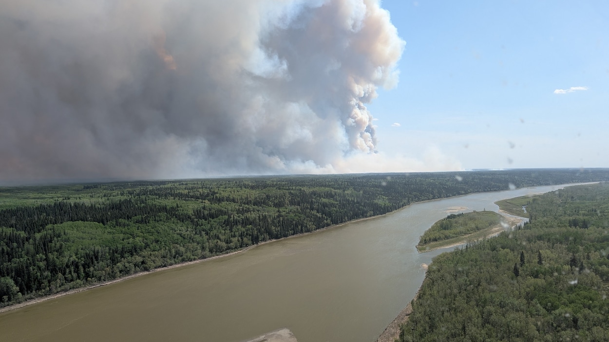 Feux de forêt : des interdictions de feu sont levées et des évacués rentrent chez eux