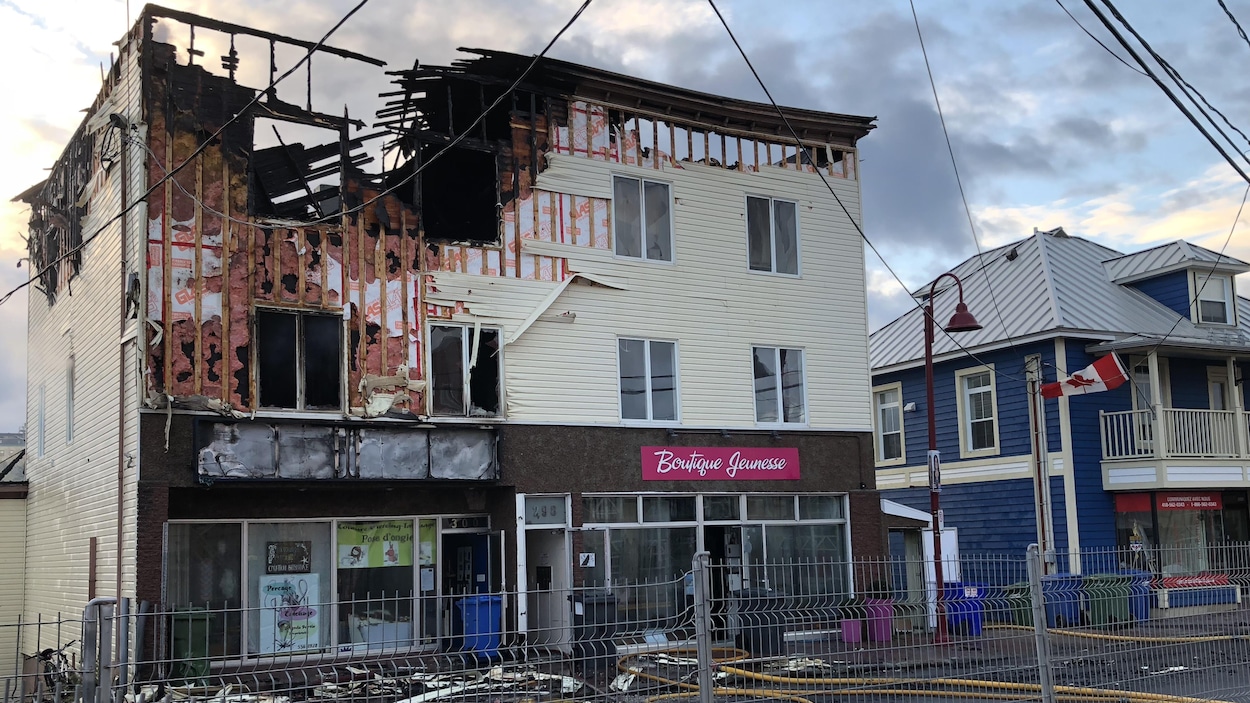 Un feu s'est déclaré tôt dimanche matin avenue Saint-Jérôme, à Matane.