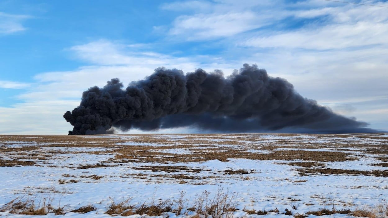 En Alberta, un feu de pétrole brut non maîtrisé cause une fumée toxique  dangereuse
