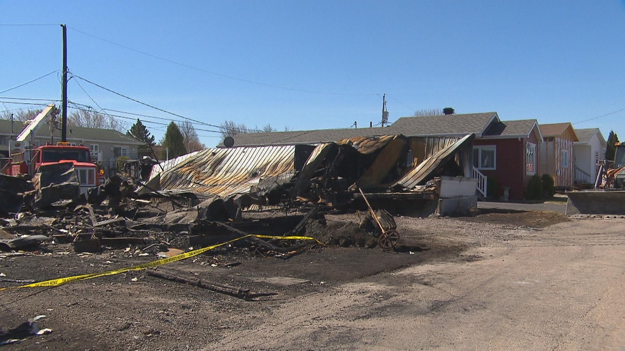 Une maison mobile incendiée.
