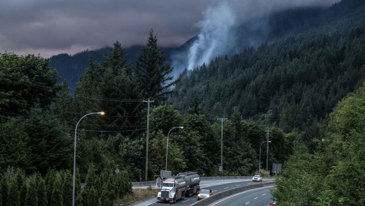 Un feu de forêt brûle le long d'une autoroute en C.-B.