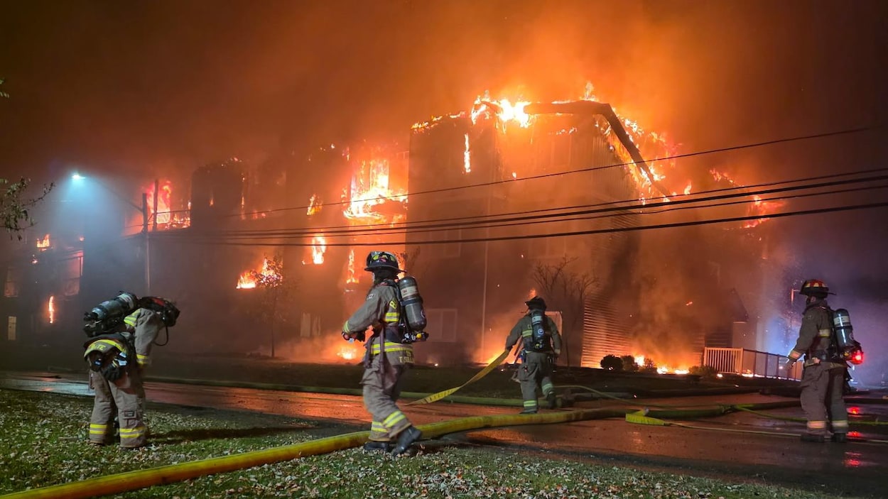 Un important incendie ravage un immeuble à logements à Shediac