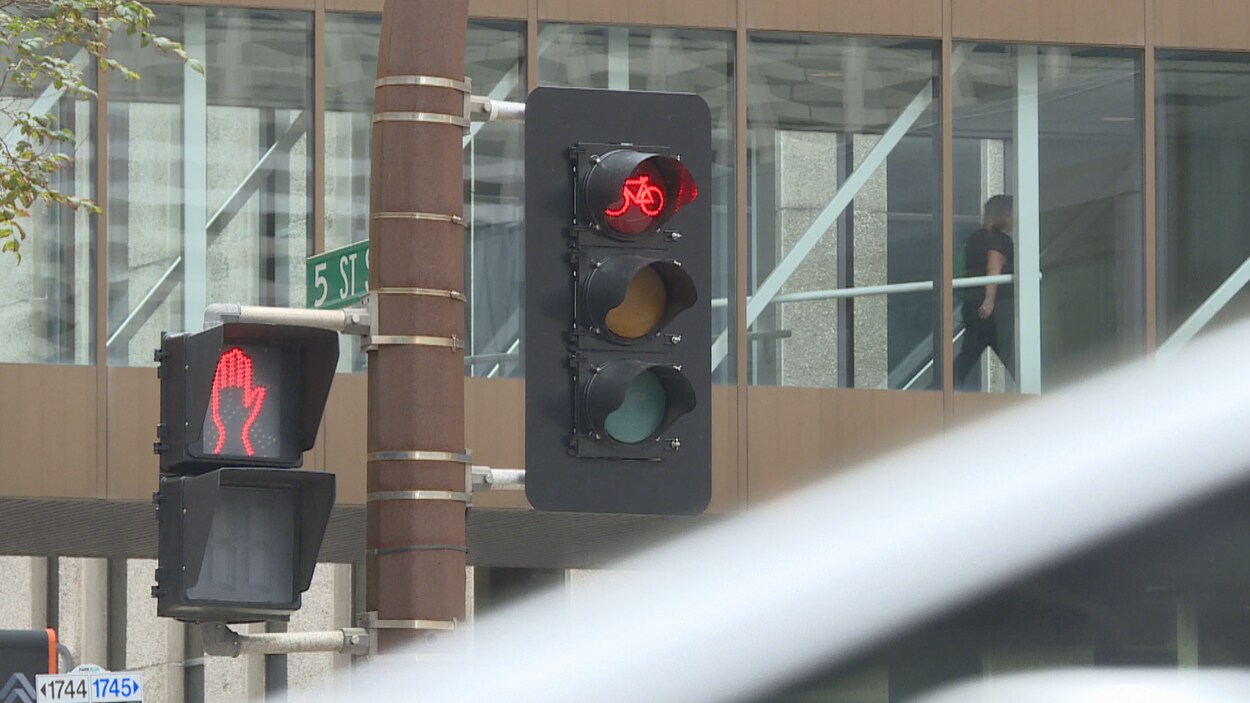 Un feu de signalisation à Calgary.