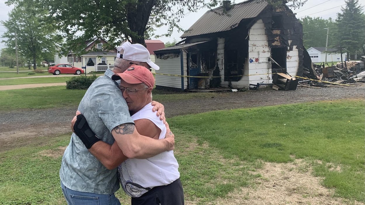 Se laisser enlacer par la solidarité communautaire à Saint-Léolin après un incendie