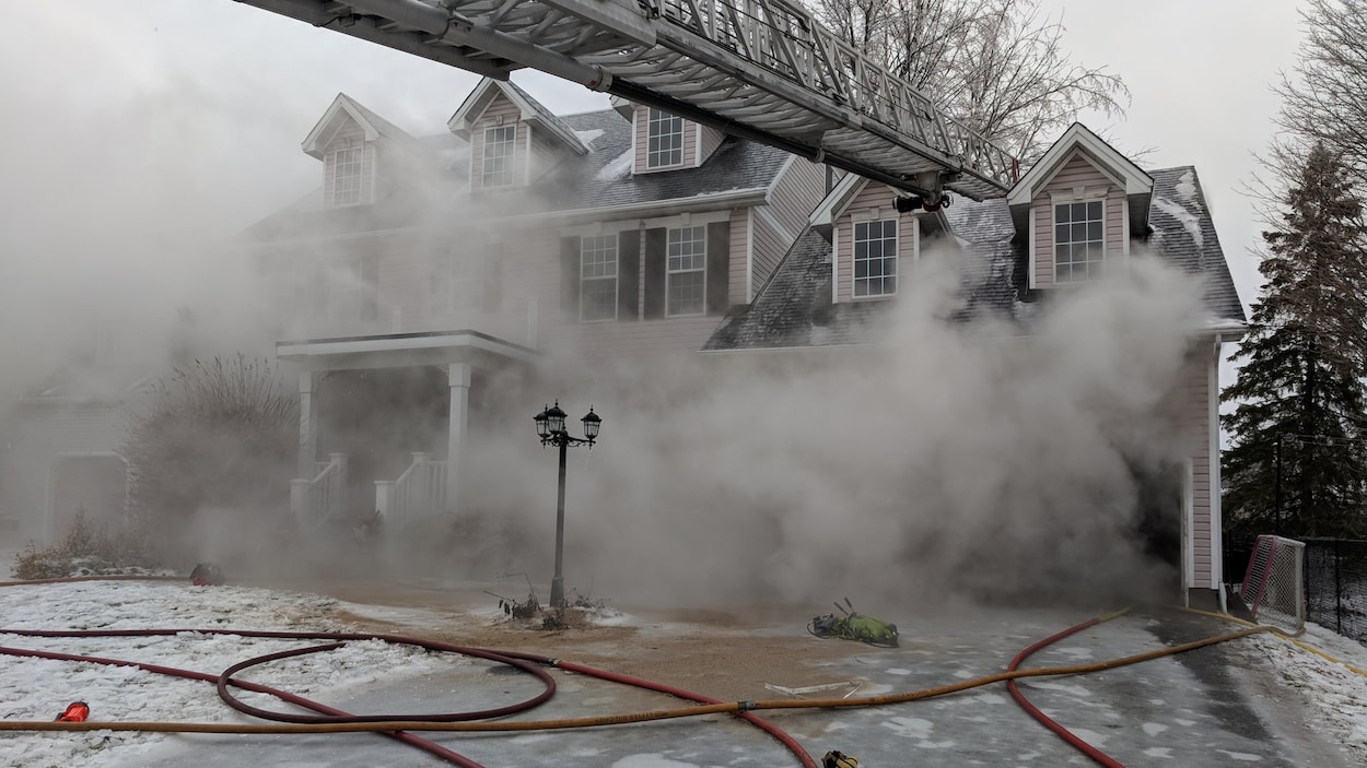 La maison du 24 Snowberry Way avec le matériel des pompiers. La maison du 24 Snowberry Way avec le matériel des pompiers.